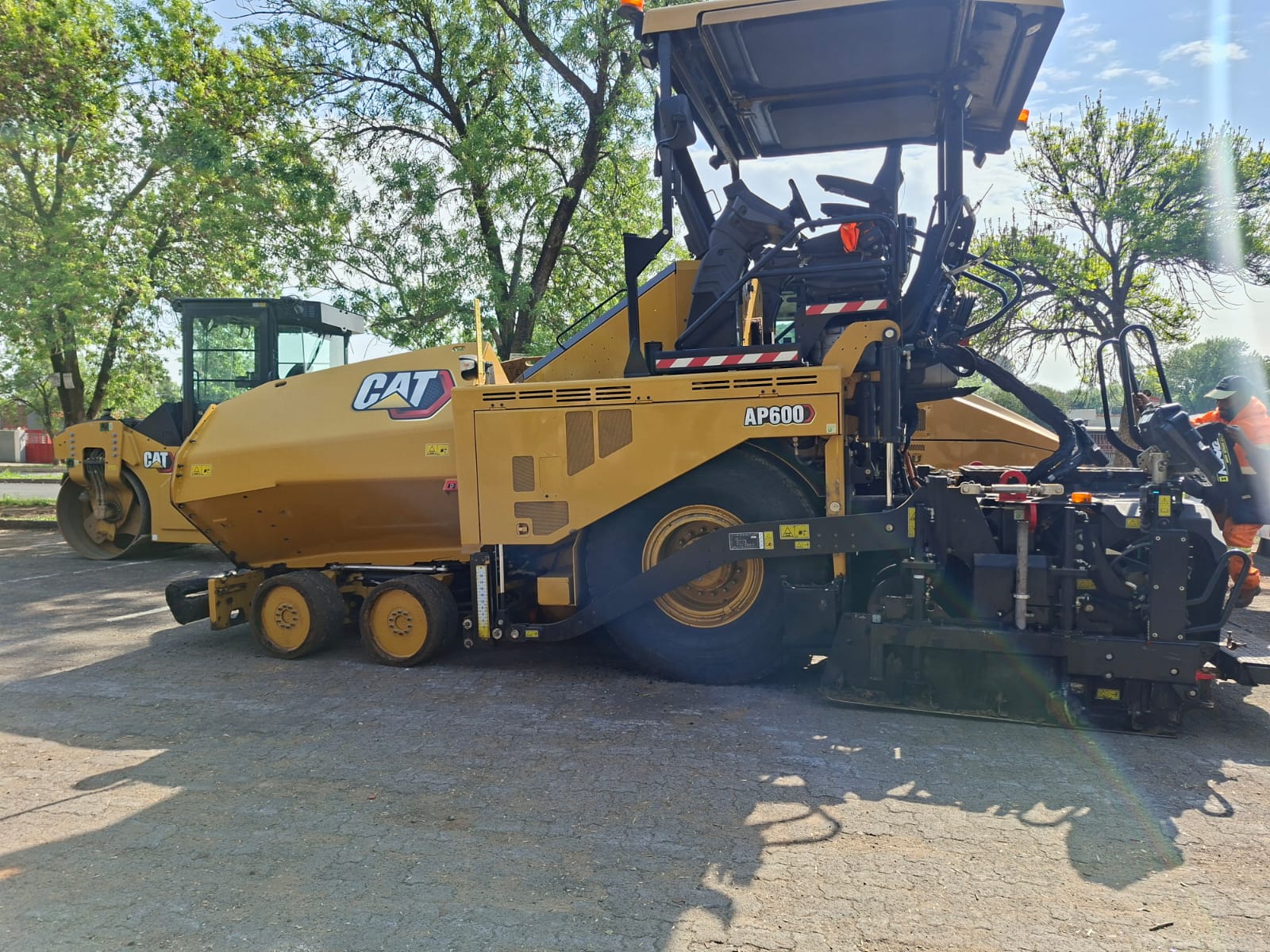 CAT AP600 road paver