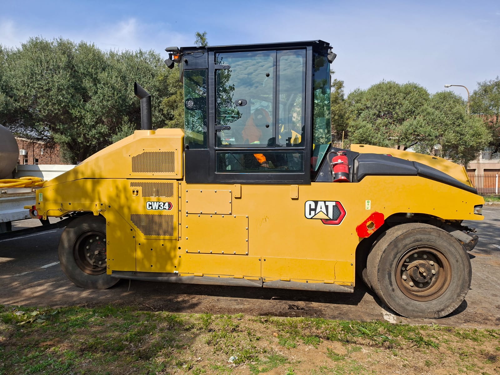 CAT CW34 pneumatic roller