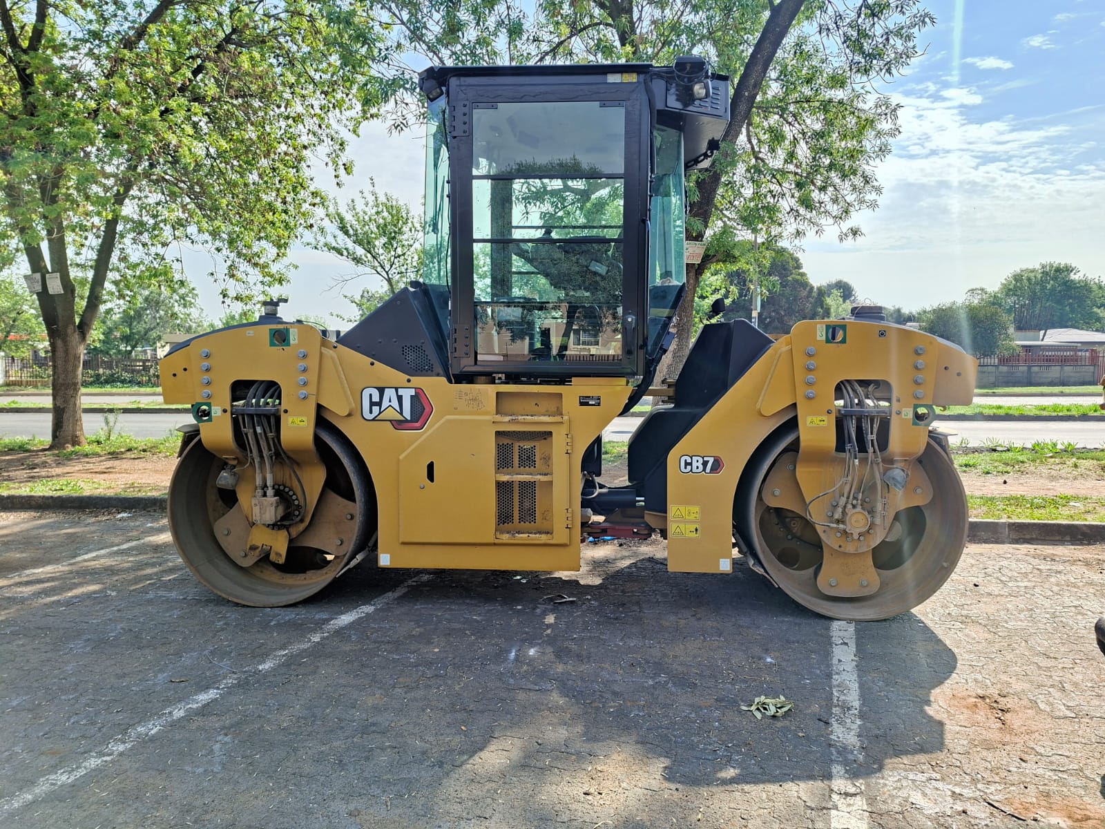 CAT CB7 tandem roller